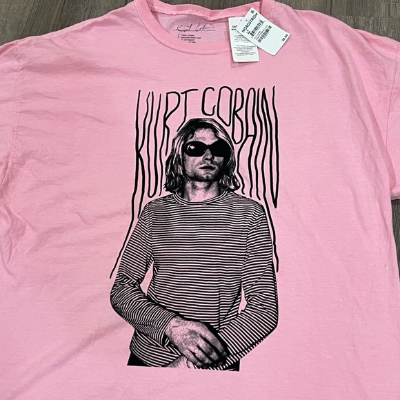 NWT Women’s Pink Kurt Cobain Large Nirvana Official Shirt Sleeve T-Shirt - Picture 2 of 5